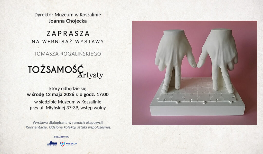 Zaproszenie na wernisaż wystawy Tomasza Rogalińskiego „Tożsamość Artysty” w Muzeum w Koszalinie z grafiką przedstawiającą dwie białe dłonie ułożone na powierzchni puzzli na różowym tle.