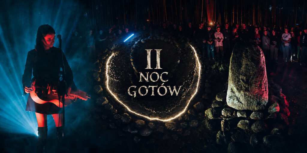 Grafika promująca II Noc Gotów w Grzybnicy – po lewej stronie stoi kobieta grająca na instrumencie strunowym, pośrodku napis „II Noc Gotów” otoczony świetlnym kręgiem z kamieni, a po prawej rekonstrukcja kamiennego kręgu z uczestnikami wydarzenia w tle nocnego lasu.