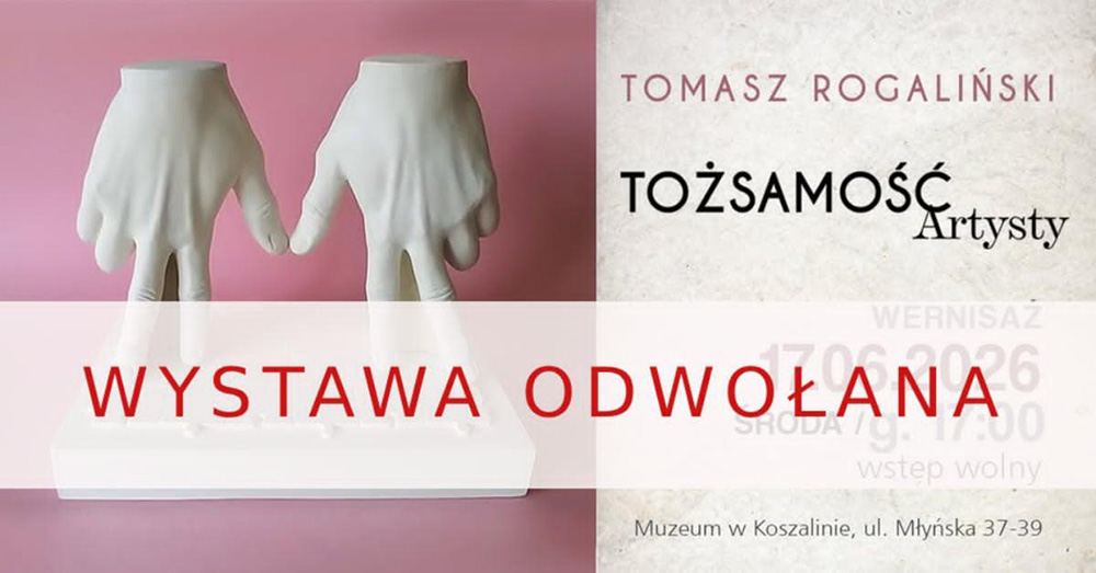 Grafika informująca o odwołaniu wystawy „Tożsamość Artysty” Tomasza Rogalińskiego. Po lewej stronie widoczne są dwie białe dłonie w rękawiczkach ustawione na postumencie na różowym tle. Po prawej stronie znajduje się tytuł wystawy oraz nazwisko artysty. Przez środek grafiki przebiega półprzezroczysty pas z czerwonym napisem „WYSTAWA ODWOŁANA”.