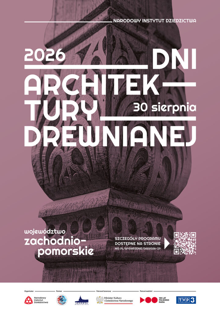 Plakat promujący Dni Architektury Drewnianej 2026. Na tle zbliżenia bogato rzeźbionego drewnianego elementu architektonicznego znajduje się napis „Dni Architektury Drewnianej”, data wydarzenia – 30 sierpnia – oraz informacja o województwie zachodniopomorskim. W dolnej części umieszczono kod QR oraz logotypy organizatorów, partnerów i patronów.