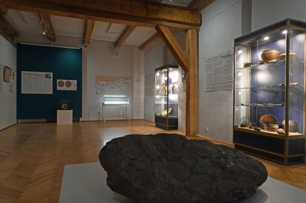 Sala wystawowa z eksponatami archeologicznymi, gablotami z ceramiką i planszami opisującymi początki oraz rozwój średniowiecznego Koszalina (kliknięcie powiększy zdjęcie).