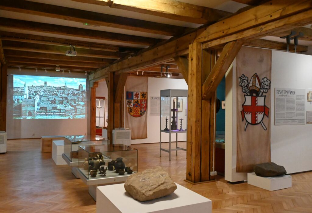 Ogólny widok wystawy historycznej prezentującej dzieje średniowiecznego Koszalina z gablotami archeologicznymi, planszami edukacyjnymi oraz rekonstrukcją panoramy miasta (kliknięcie powiększy zdjęcie).