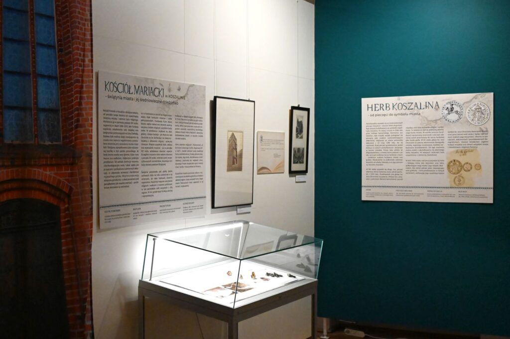 Ekspozycja przedstawiająca historię herbu Koszalina oraz kościoła Mariackiego z gablotą zawierającą zabytkowe przedmioty oraz planszami opisującymi rozwój symboli miejskich (kliknięcie powiększy zdjęcie).
