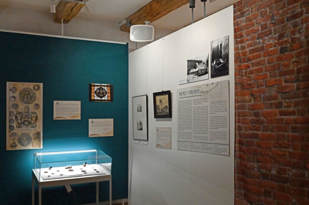 Część wystawy poświęcona murom i bramom Koszalina z planszami historycznymi, archiwalnymi fotografiami oraz gablotą prezentującą drobne zabytki archeologiczne (kliknięcie powiększy zdjęcie).