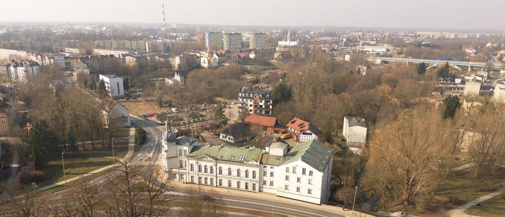 Widok z lotu ptaka na zabytkową siedzibę Muzeum w Koszalinie oraz otaczającą ją zabudowę miejską, park i drogi (kliknięcie powiększy zdjęcie).