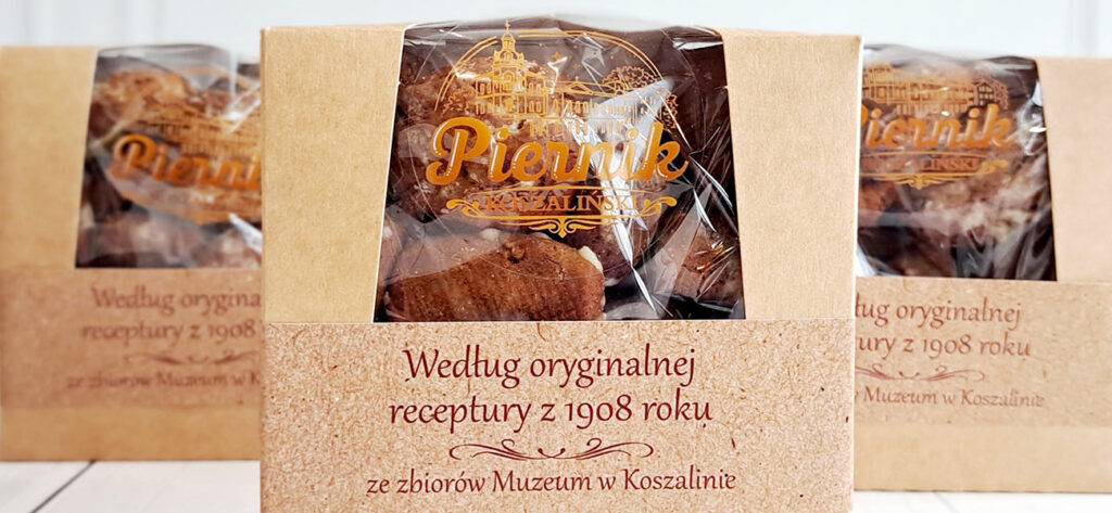 Trzy opakowania piernika koszalińskiego przygotowanego według oryginalnej receptury z 1908 roku, nawiązującej do zbiorów Muzeum w Koszalinie (kliknięcie powiększy zdjęcie).