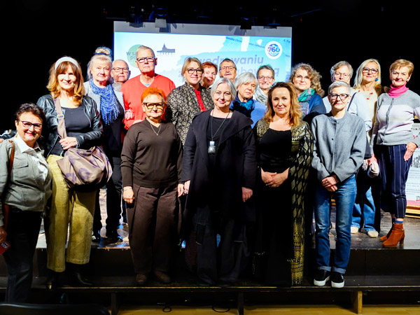 Uczestnicy spotkania „W samo południe” poznali historię kamienicy przy ul. Wyspiańskiego 9 w Koszalinie. O pamięci miejsc i ludziach, którzy ją ocalają